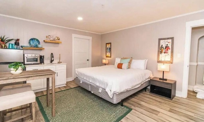 Wirtz Station Balnéaire | MARU, a Cozy Stay for Two in the Lodge of Karoo at Smith Mountain Lake