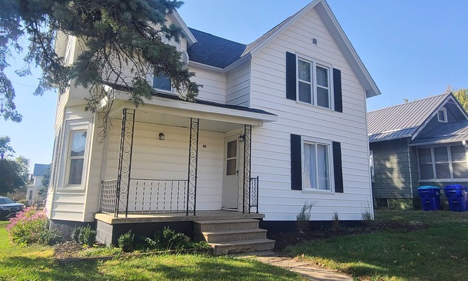 Oelwein Maison | Marvelous 3-bedroom/1.5 bath house with WiFi, full kitchen Oelwein