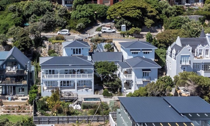 Cape Peninsula Maison | Marvelous 5-bedroom house with WiFi, pool, beach and more in Cape Town