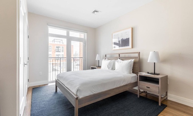 Newtonville Appartement | Marvelous Newton Studio w/ W/D, nr Dining & Shopping, by Blueground