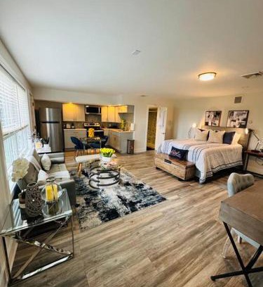 Danbury Appartement | MarYan Spacious Studio Apartment with full kitchen and free wifi