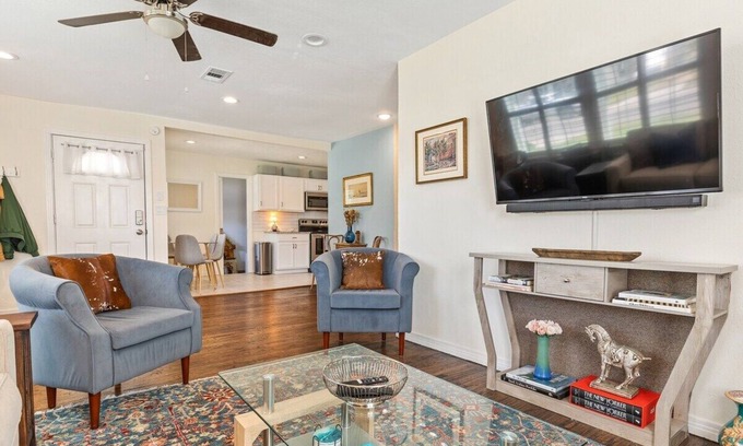 Fort Worth Maison | Charming Home / Quiet Neighborhood / Beautiful Gardens