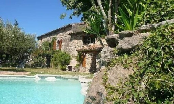 Monoblet Autre | Maison rénové, spacieuse et lumineuse avec piscine à débordement et plage.