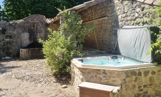 Sisteron Autre | Mas provençal pour 13 pers avec son jacuzzi et son parc de 5000m2 à Sisteron 04