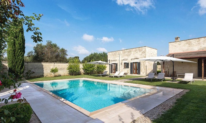 Carpignano Salentino Maison | Masseria La Rosa avec piscine à débordement entourée d'oliviers dans les Pouilles
