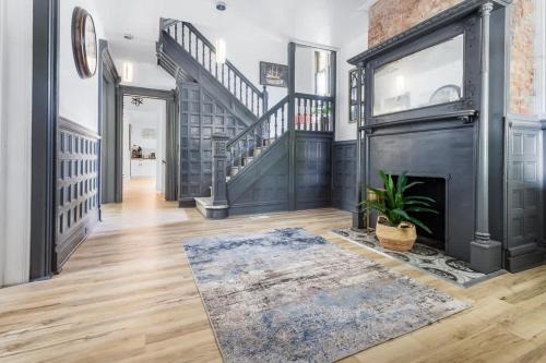 Niagara Falls Maison | Massive 11BR Home Ideal for Reunions