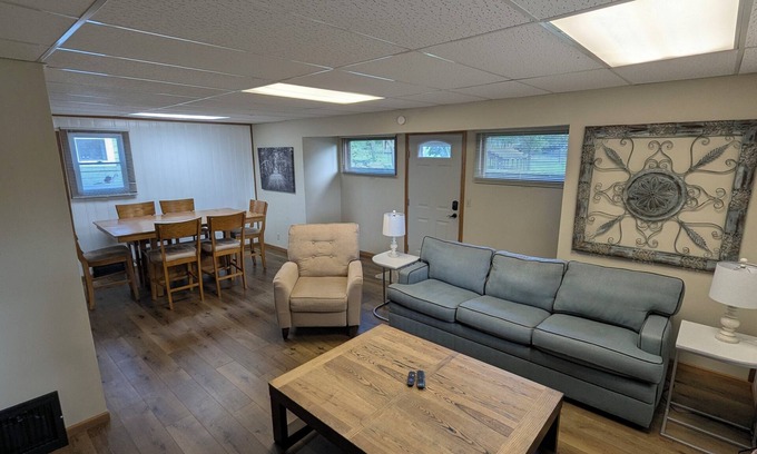 West Baraboo Maison | Massive 2-bedroom lower unit with fast WI-FI & in unit washer/dryer