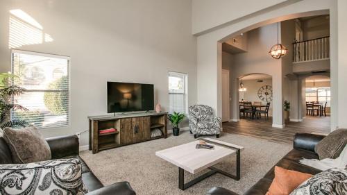 Gilbert Ranch Maison | Massive 5 bdrm Getaway wPool, Hot Tub, Game Room