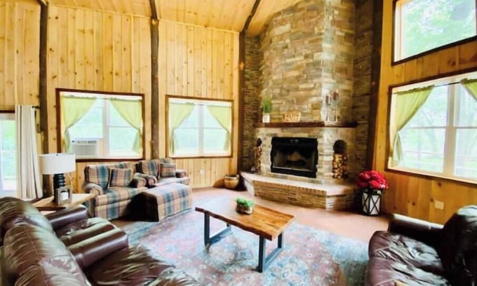 Dixon Cabine | MASSIVE 5 BED WATERFRONT COZY CABIN GETAWAY!