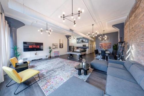 Near South Side Appartement | Massive 6BR Luxury Suite Sleeps 12 Guests with Jacuzzi & Pool Table Perfect Group Stay and Optional Parking Near McCormick Place & Soldier Field