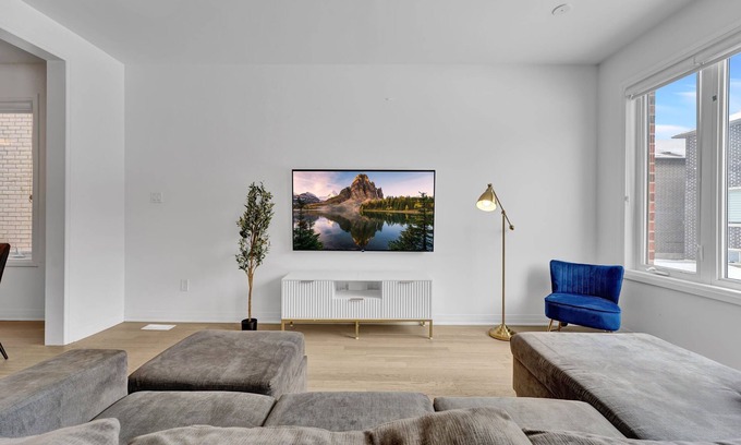 Kitchener Maison | Massive 8 Bed Luxury Estate+65" TV+Free Parking