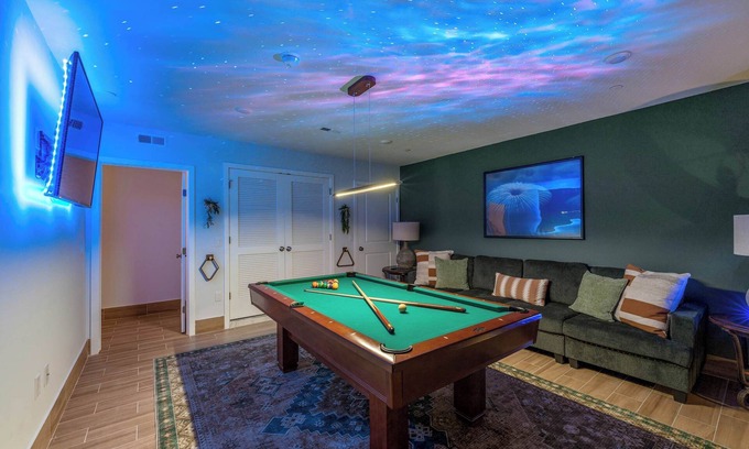 Center City Appartement | Massive 8 Bedroom Complex, 2 Garage Parking