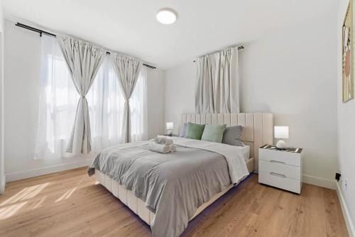 Hayward Maison | Massive 8BR Home in Hayward with AC Free Parking