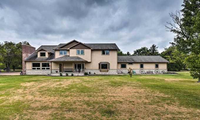 Peck Maison | Massive Peck Home w/ Woods & Creek to Explore