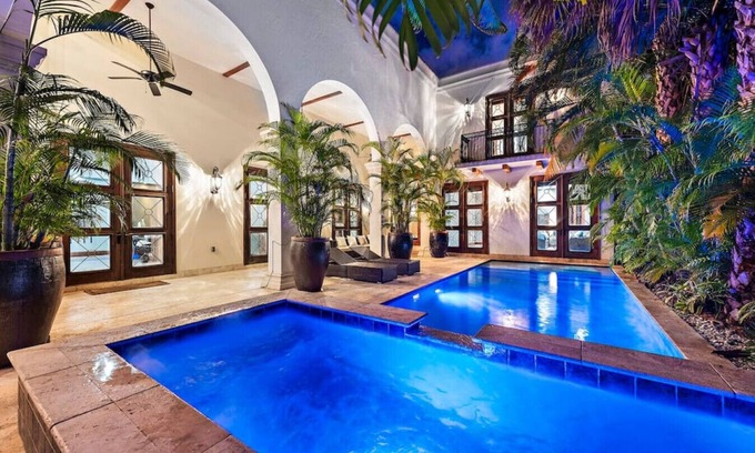 Downtown Fort Lauderdale Villa | Massive Villa with GYM, POOL, JACUZZI !! Sleeps 12