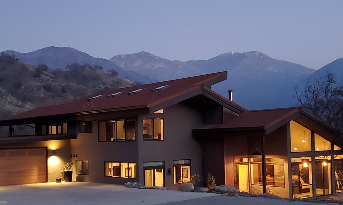 Kaweah Maison | Matanah Meadows Farm, House Great for 2 Families, Sequoia National Park and Farm