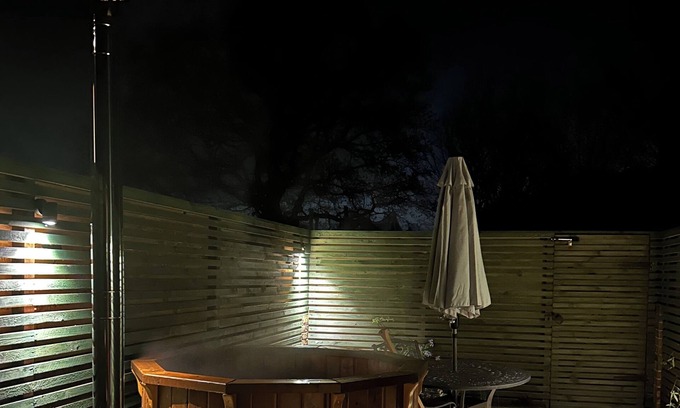 Bletchingley Maison | Mattie's Loft - peaceful, tranquil, private garden/hot tub, swimming lake.