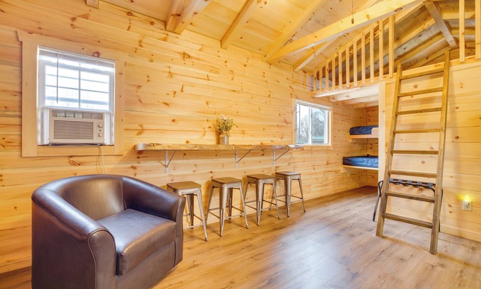 Mauston Appartement | Mauston Studio Cabin ~ 15 Mi to Wisconsin Dells!