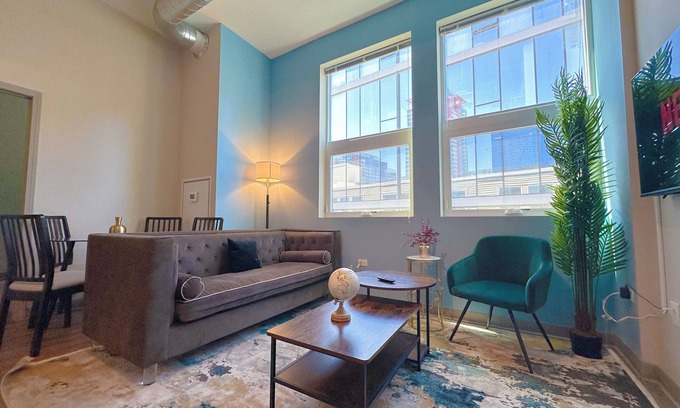 Near South Side Appartement | McCormick Oasis 2br/2ba with Optional Parking/Patio/Gym/sleeps 6