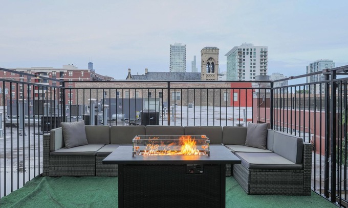 Near South Side Appartement | McCormick Patio skyline view 2b/2b with optional Parking/sleep 6