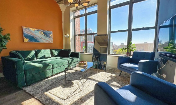 Near South Side Appartement | McCormick Place 2b/2b family unit with optional parking for up to 8 guests