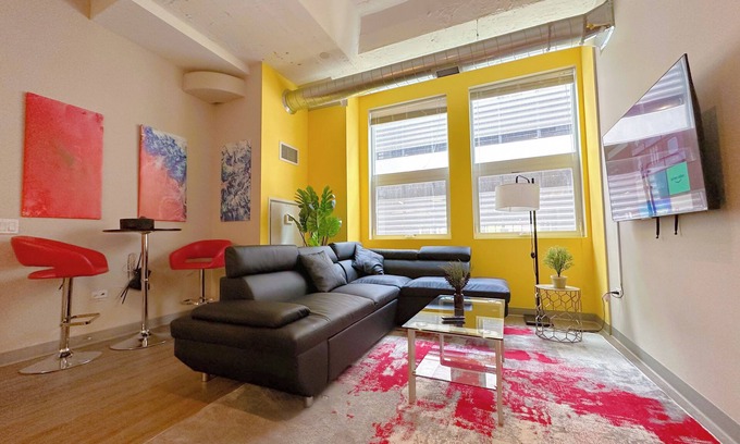 Near South Side Appartement | McCormick Place 2br/2ba with optional parking and sleeps 6