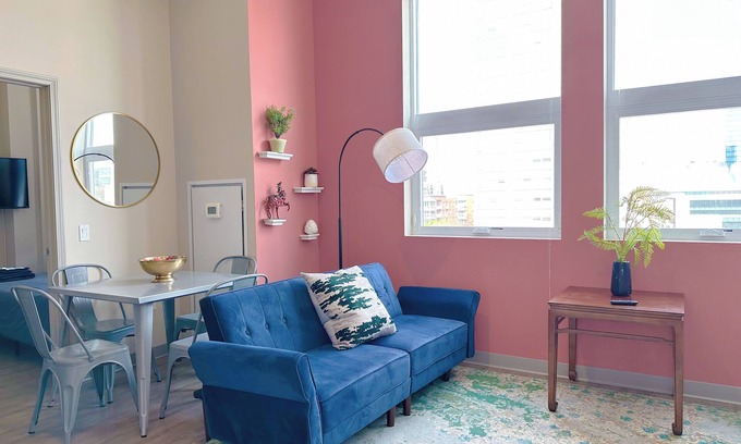 Near South Side Appartement | McCormick Place 2br/2ba with Optional Parking/Patio/Gym/sleeps 6