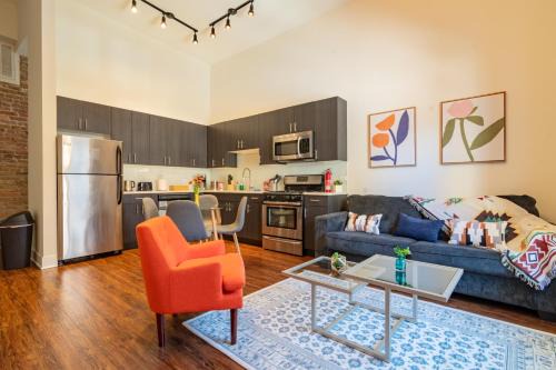 Near South Side Appartement | McCormick Place 420 Friendly 3BR in Downtown Chicago with Optional Parking Sleeps 8 Guests Near Soldier Field, Grant Park and Lakefront Trail