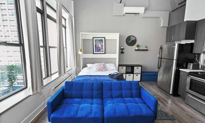 Near South Side Appartement | McCormick Place Designer Studio with optional parking for up to 4 guests