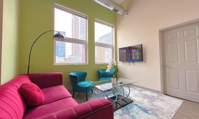 Near South Side Appartement | McCormick Place Oasis 2br/2ba with optional Parking/Patio/Gym/sleeps 6