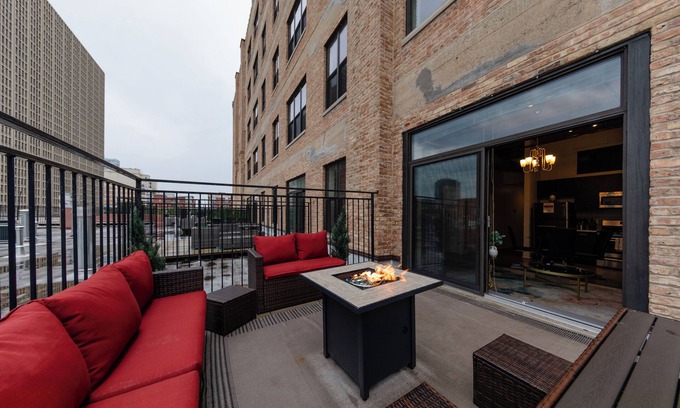 Near South Side Appartement | McCormick Place Patio skyline unit with optional Parking for up to 6 people