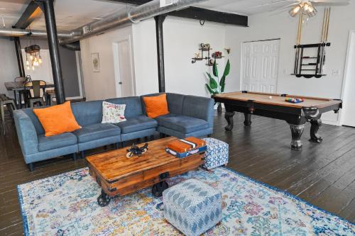 Near South Side Appartement | McCormick Place Spacious 5BR Suite with Pool Table & Optional Parking Sleeps 10 Near Soldier Field and Grant Park