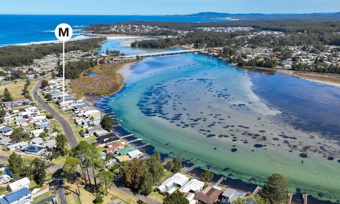 Burrill Lake Maison | McGrath welcomes you to Lakeview Cottage, a beautiful pet friendly home on the lake