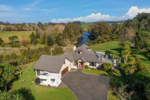 Lower Kaimai Maison | McLaren Lake View