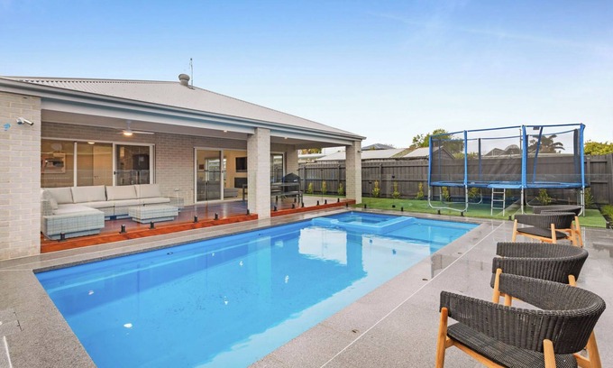 Tootgarook Maison | Meadow by the Sea by Ready Set Stay - Trampoline, Pool, Spa, Table Tennis, Linen
