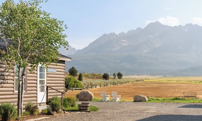 Stanley Cabine | Meadow Creek Suite #11