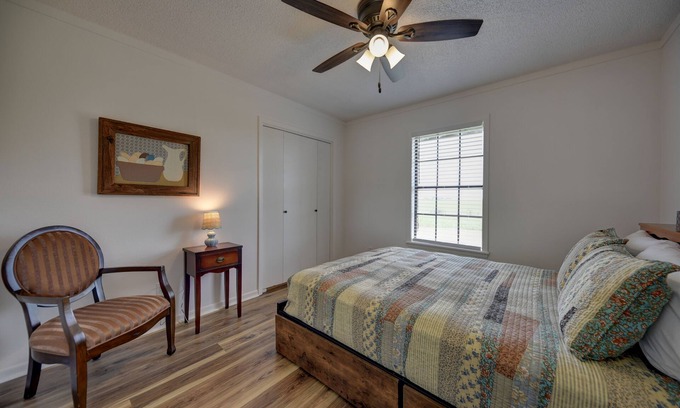 Fayetteville Autre | Meadow View Ranch House - A spacious 4-bedroom farmhouse in the Round Top area