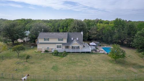Greenwich Maison | Meadowlark Creek-fishing, Pool, Nature