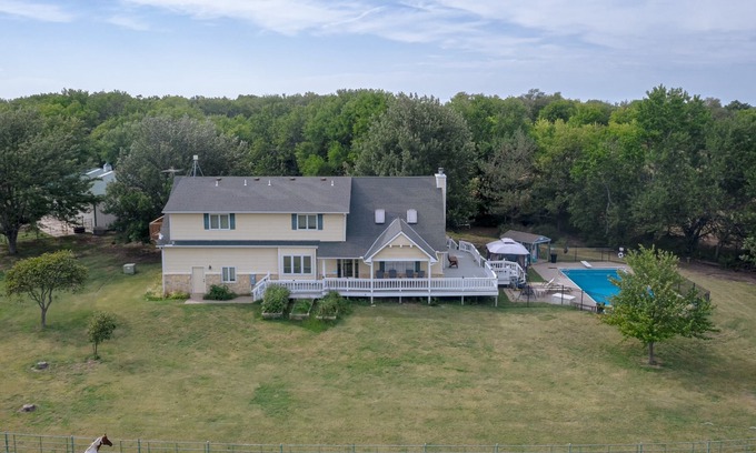 Greenwich Maison | Meadowlark Creek -Fishing, Pool, Nature by StayMeadowlark