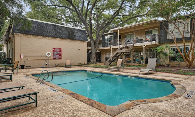 Dallas Appartement | Medical Traveler’s Retreat with Pool Mins to Hospitals, Airport, Uptown