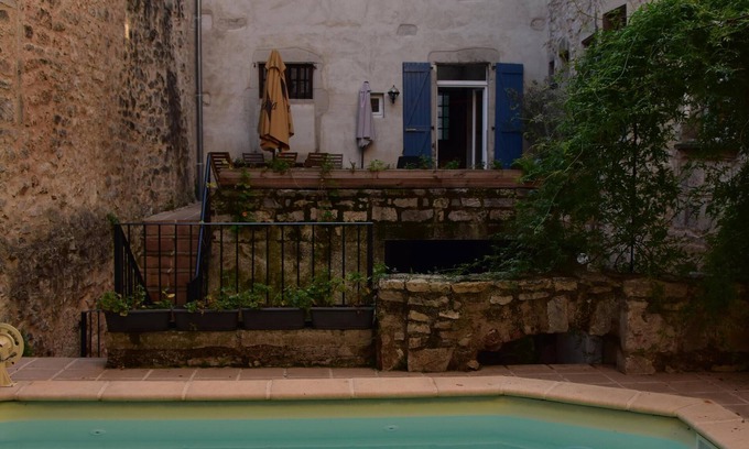 Saint-Antonin Noble Val Maison | Maison de ville médiévale au coeur du village avec piscine privée, terrasse et cour paisible