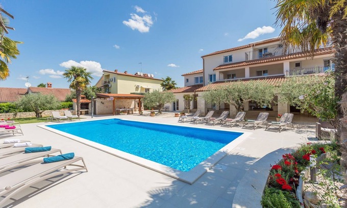 Mali Maj Appartement | Appartement méditerranéen avec piscine de 60m2, espace BBQ, chaises longues, machine à laver