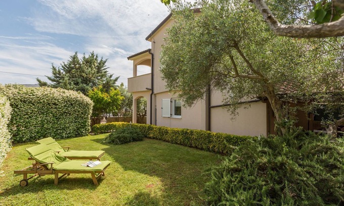 Vabriga Maison | Maison de vacances méditerranéenne avec chaises longues, parasol, jardin privé, barbecue, chambres à coucher climatisées