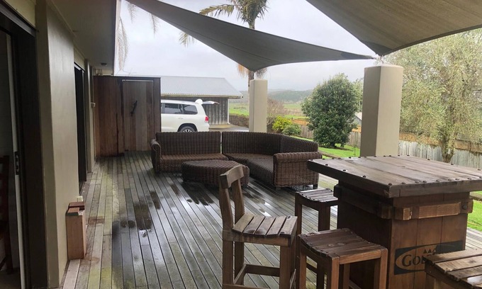 Waihi Beach Maison | Mediterranean-style home in cul-de-sac a few minutes walk to shops and beach.