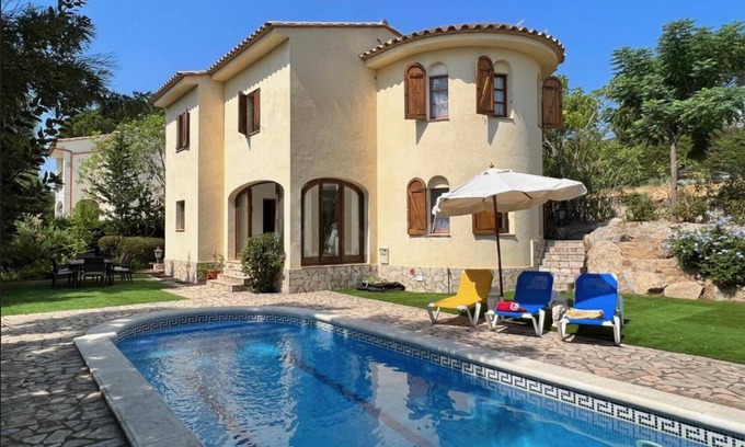 Calonge Maison | Mediterranean Villa in Costa Brava with Pool, Garden, and Close to Beach