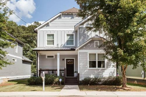 Athens Maison | Meet Me in Athens I Beautiful 4-Bdrm House I 1 Mile to DT and Mins to UGA