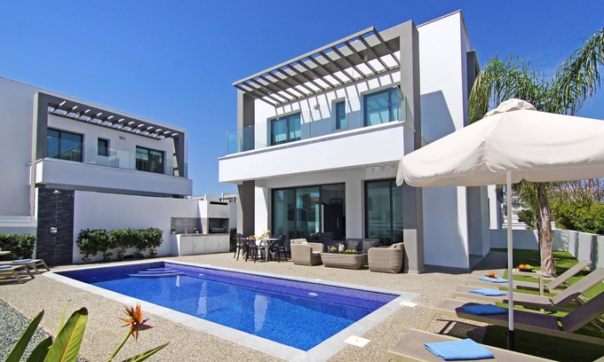 Pernera Villa | MEGAN - Villa exceptionnelle de 3 chambres à 50 mètres de la plage dorée de Pernera