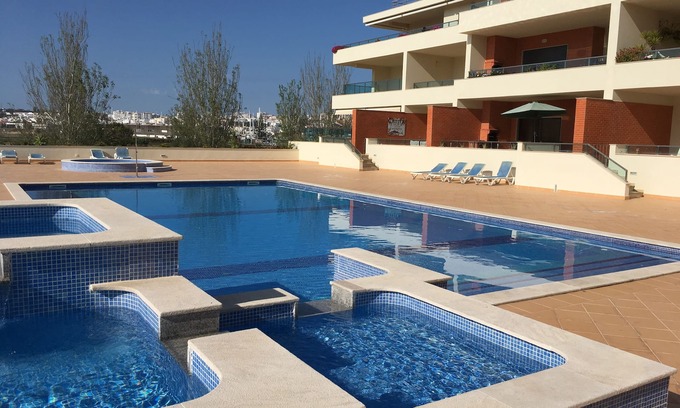 Lagos Appartement | Meia Praia Poolside Apartment. Licence de touriste 39739 / AL