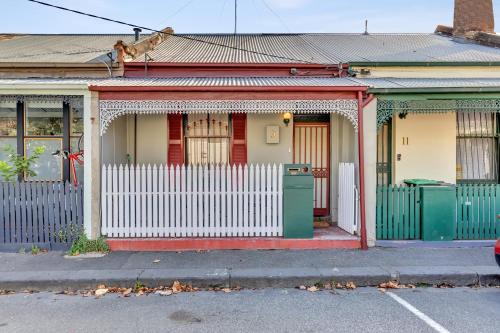 North Melbourne Maison | Melbourne Guest House with Parking and Courtyard