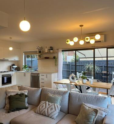 Oak Park Maison | Melbourne home close to Airport & Train Station
